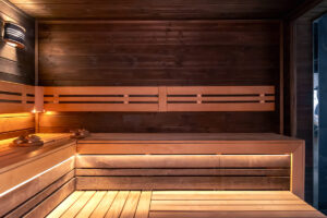 Уютная баня с камином и рассеянным светом