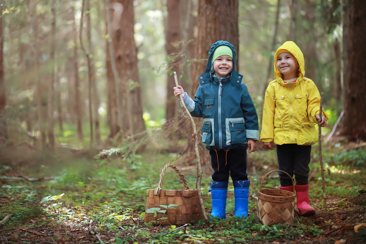 Как защитить ребенка от клещей в лесу